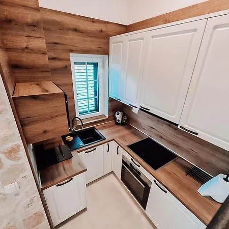 Stone House Jezera